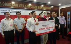 Xổ số Vietlott: Trao thưởng cho khách trúng vé số gần 304 tỷ đồng Xổ số Vietlott: Trao thưởng cho khách trúng vé số gần 304 tỷ đồng