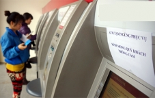 Lần thứ 2 ngân hàng Nhà nước yêu cầu dừng tăng phí rút tiền ATM Lần thứ 2 ngân hàng Nhà nước yêu cầu dừng tăng phí rút tiền ATM