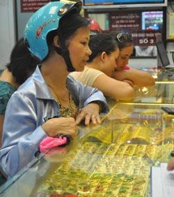Vàng trong nước đắt hơn thế giới 1,6 triệu đồng