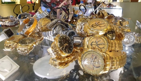 Hàng trăm đồng hồ nhái nhãn hiệu Rolex, Hublot được bày bán công khai ở Sài Gòn