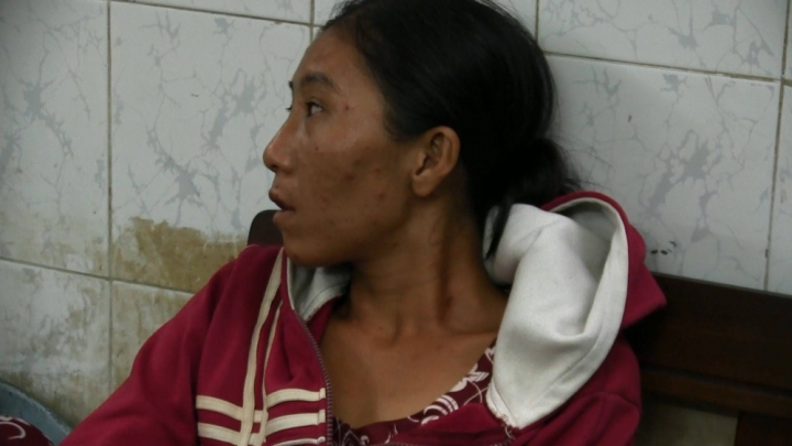 clip nguoi phu nu lam dung tre em xin tien de tiem chich ma tuy