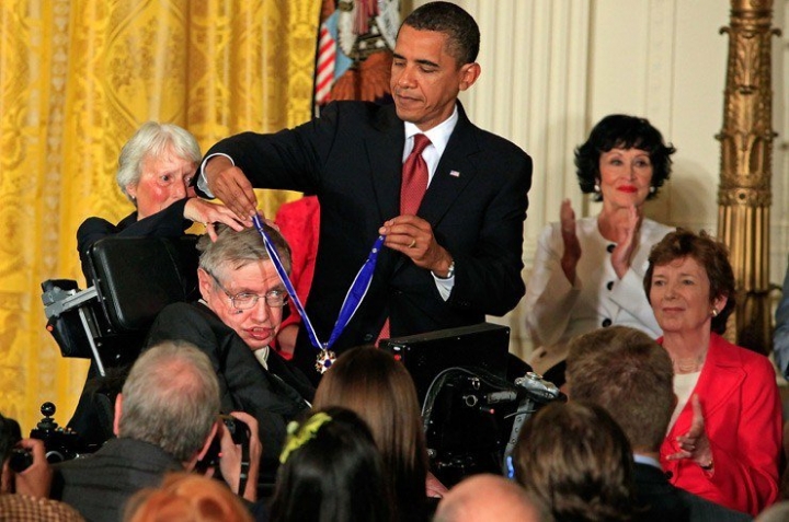 Stephen Hawking qua doi la ai 3