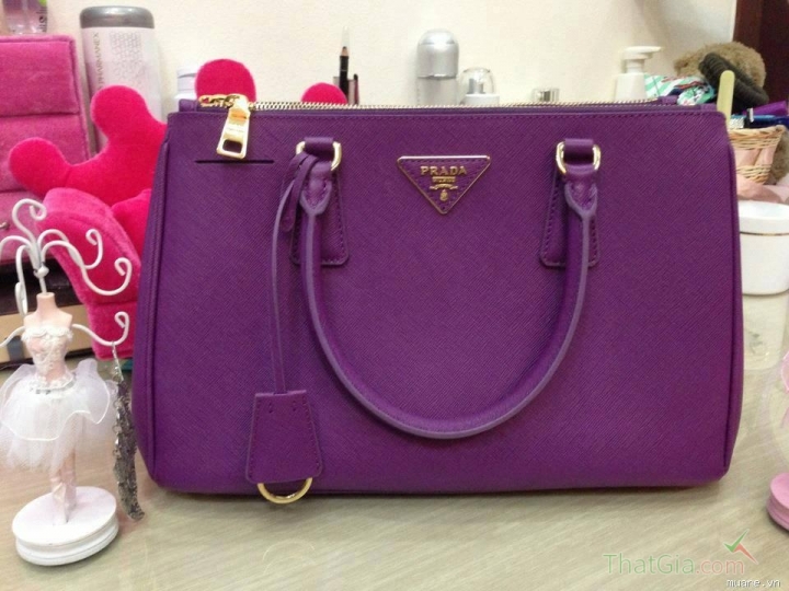 lam-the-nao-nhan-biet-mot-chiec-tui-prada-gia-1