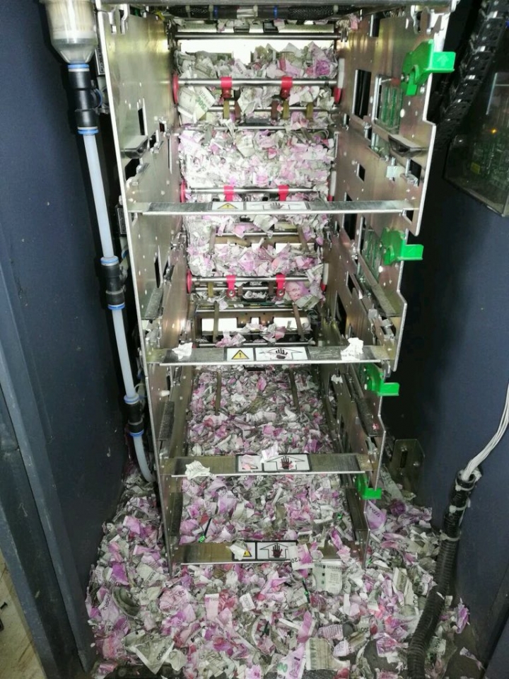 Soc-Chuot-can-nat-400-trieu-dong-trong-may-ATM-1-1529466081-width768height1024