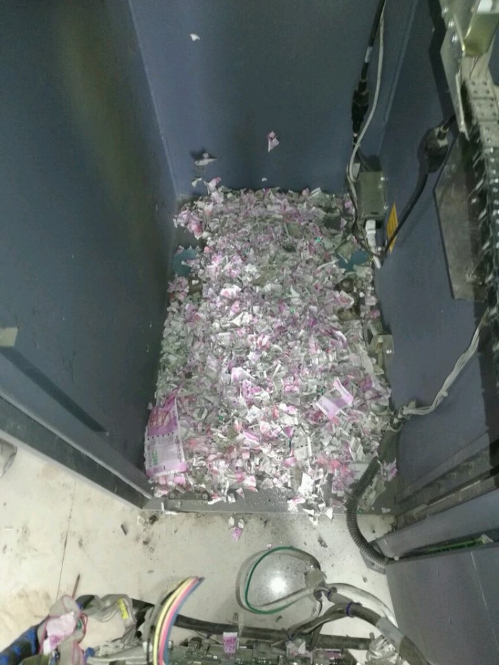 Soc-Chuot-can-nat-400-trieu-dong-trong-may-ATM-2-1529466081-width768height1024