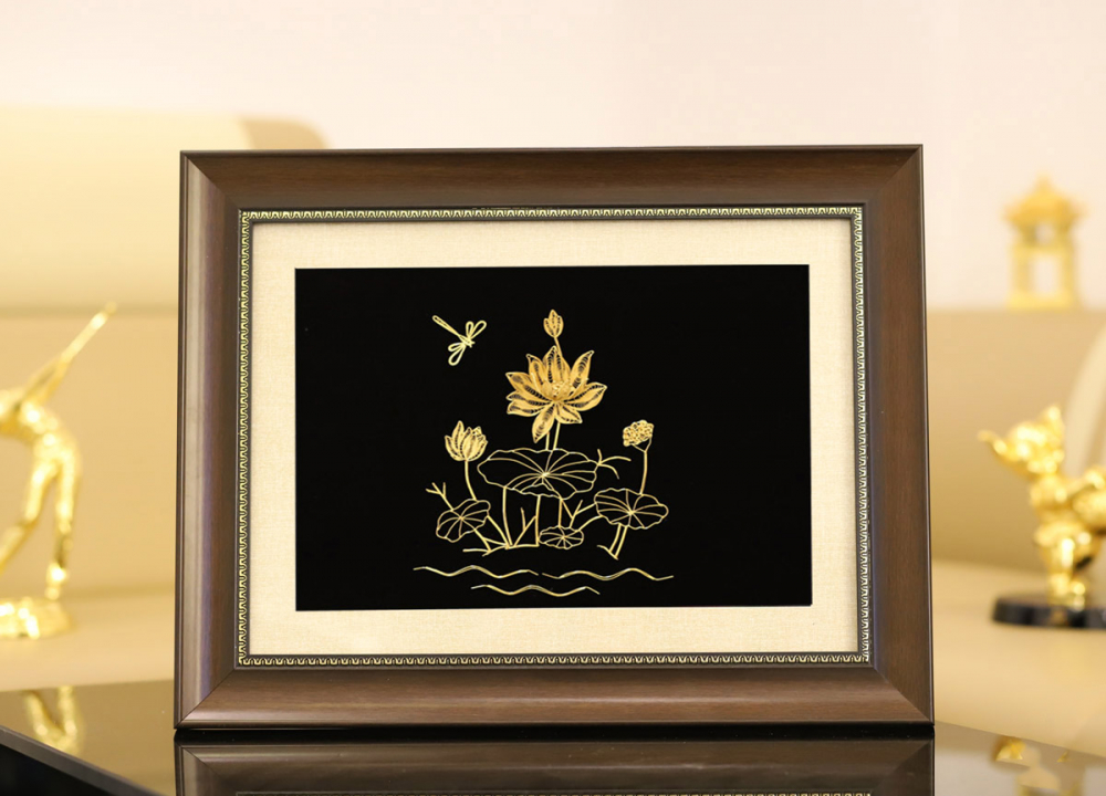Tranh hoa sen mạ vàng là một trong những tác phẩm được ưa chuộng.