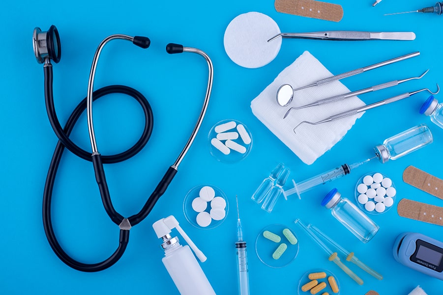 pills-medical-tools-arrangement-flat-lay-min (1)