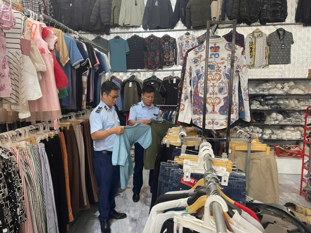 kinh-doanh-quan-ao-gia-mao-nhan-hieu-1761711877