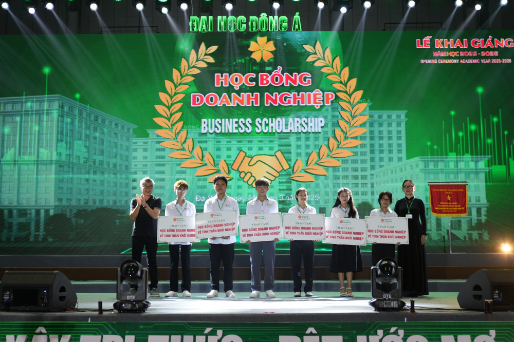 trao hoc bong DN DSC00701