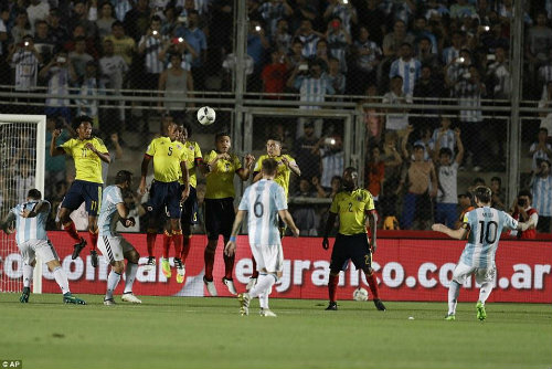 messi toa sang trong tran Argentina vs Colombia b