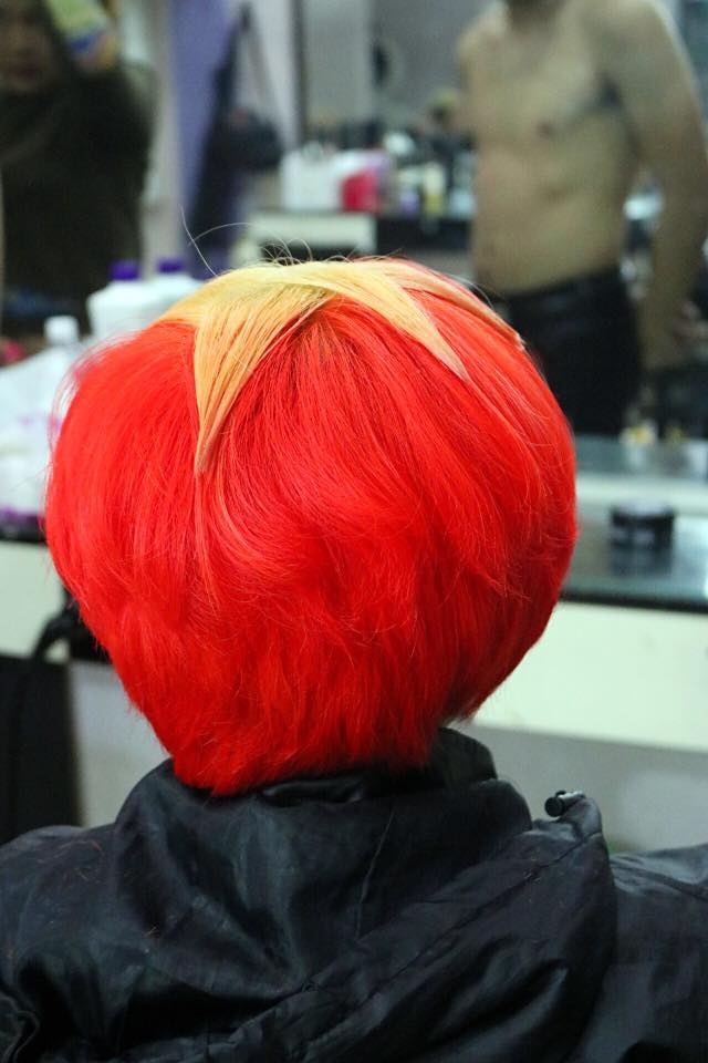 Tóc cờ đỏ sao vàng: Tóc cờ đỏ sao vàng là một trong những kiểu tóc đang được yêu thích bởi những ai yêu màu sắc quốc gia. Với nhiều mẫu tóc khác nhau cho các độ tuổi và dáng vóc khác nhau, bạn sẽ dễ dàng tìm được một kiểu tóc phù hợp với phong cách của mình. Hãy cùng xem những mẫu tóc cờ đỏ sao vàng đầy ấn tượng và sự phá cách.