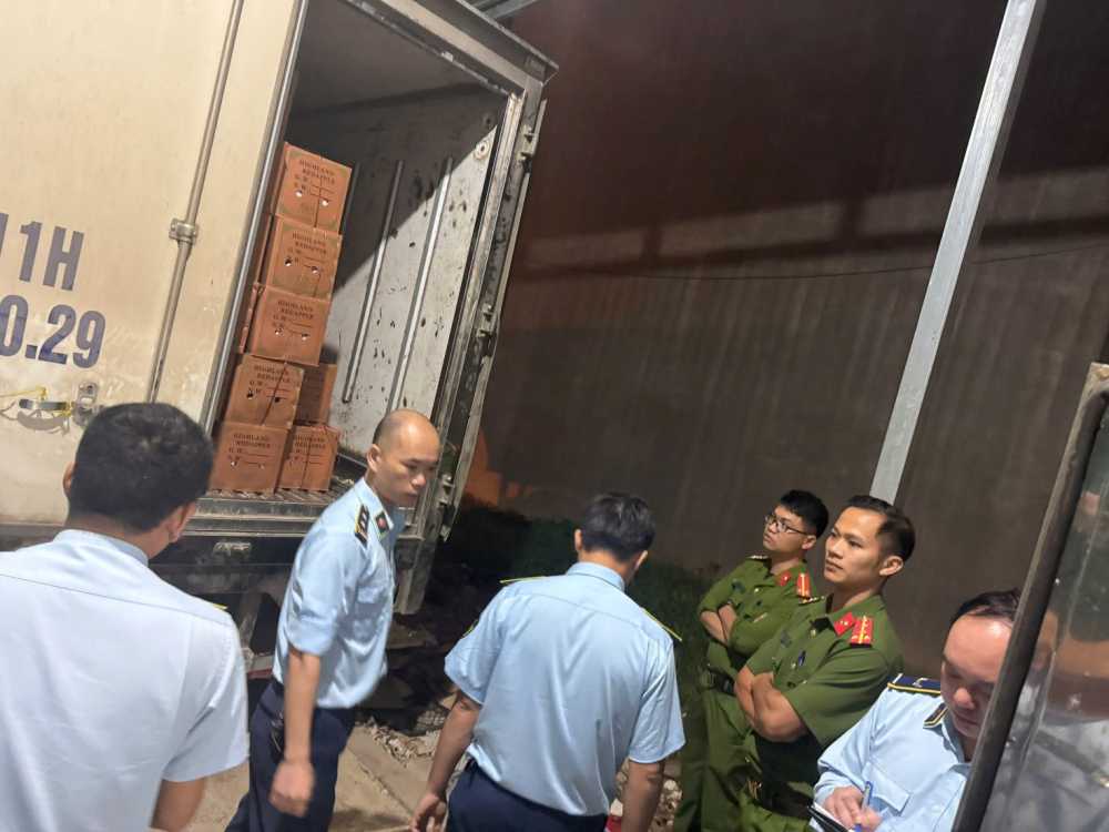 cao-bang-tam-giu-phuong-tien-van-chuyen-hon-12-tan-hoa-qua-nhap-khau-vi-pham-1761987017