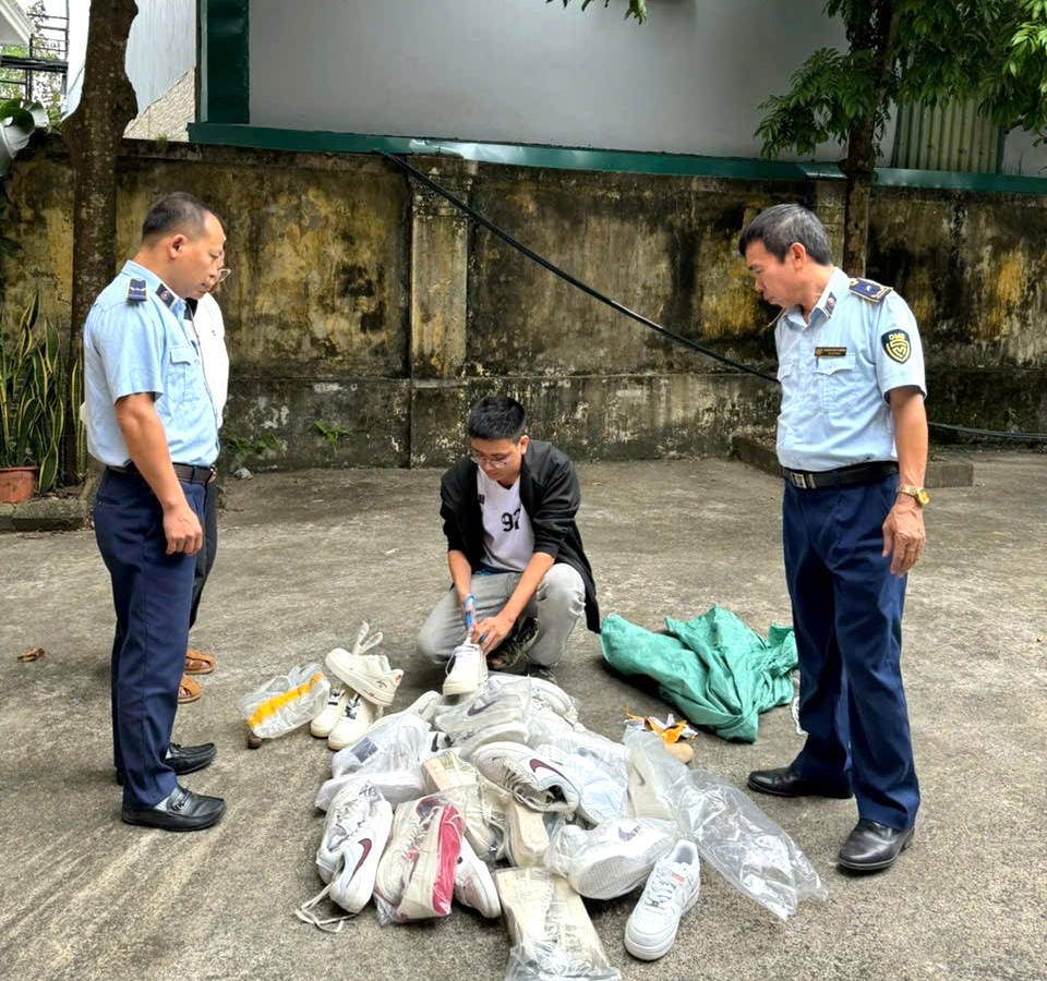 ninh-binh-tam-giu-25-doi-giay-the-thao-co-dau-hieu-gia-mao-nhan-hieu-nike-1761900965