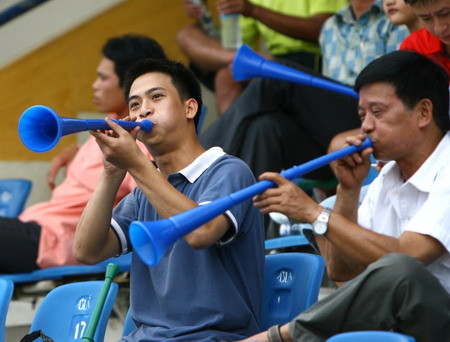 20100701-co-dong-vien-ha-noi-thoi-ken-vuvuzela-0