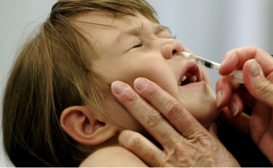 vaccine Covid-19 dang xit mui