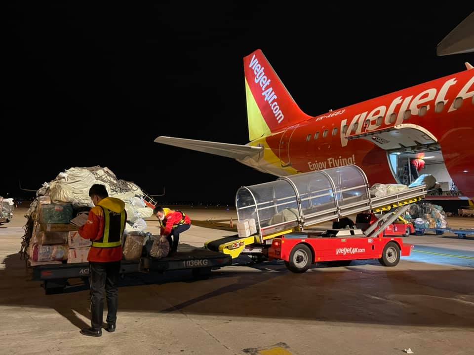 Cargo being loaded to Vietjet plane