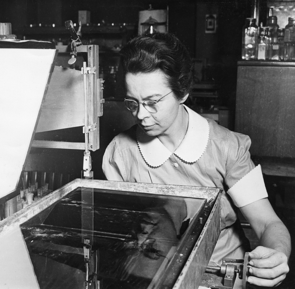 Katharine_Burr_Blodgett_(1898-1979),_demonstrating_equipment_in_lab