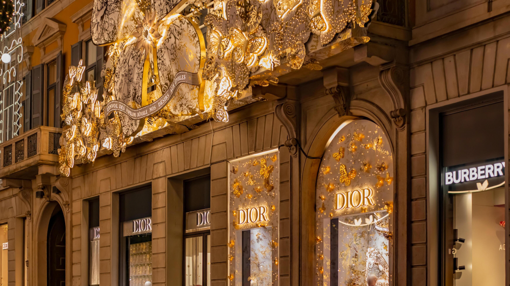 milan-italy-december-4-2023-a-dior-store-at-the-street-monte-napoleone-christmas-street-decorated-for-christmas-fashion-district-free-photo