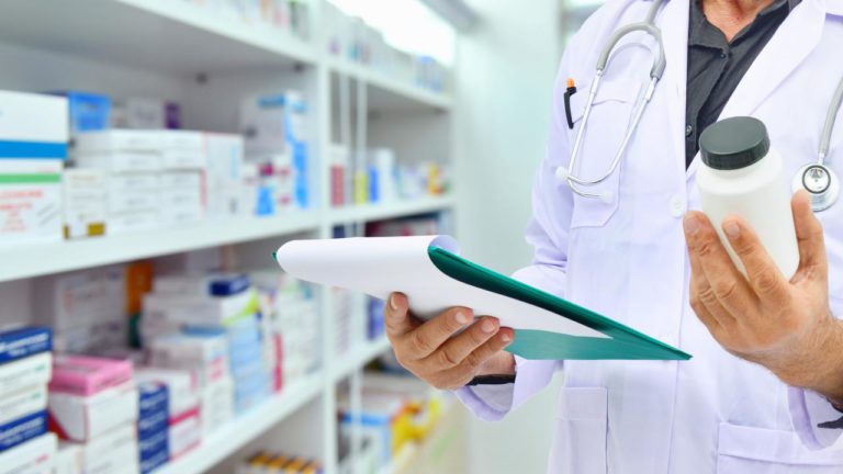 AdobeStock_244946366_Apotheker_bei_Kontrolle-768x432