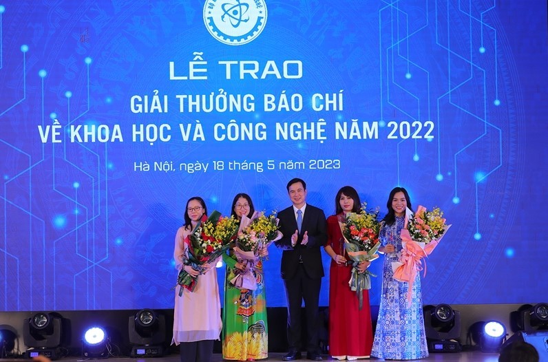 giai-thuong-bao-chi-1017