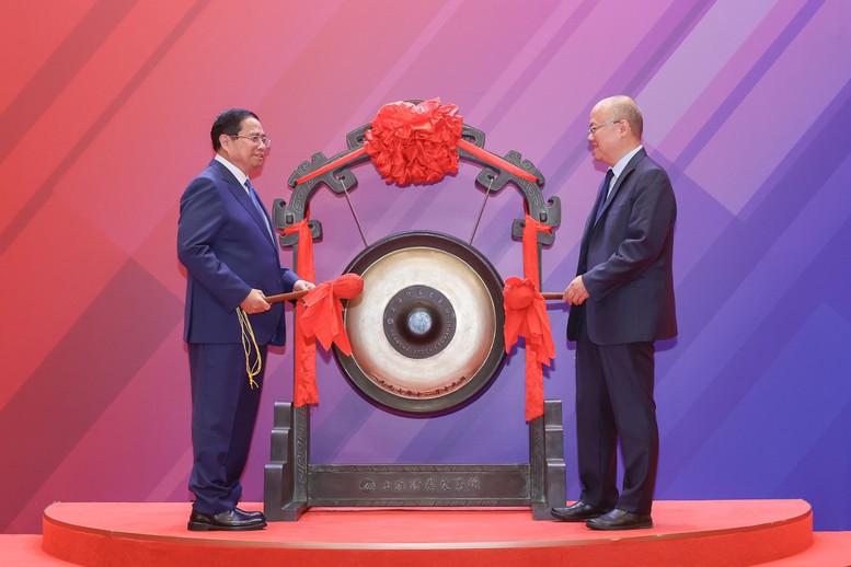 thu-tuong-pham-minh-chinh-thuc-hien-nghi-thuc-danh-cong-khai-mac-phien-giao-dich-tai-san-giao-dich-chung-khoan-thuong-hai-sse-1750987546699395307734