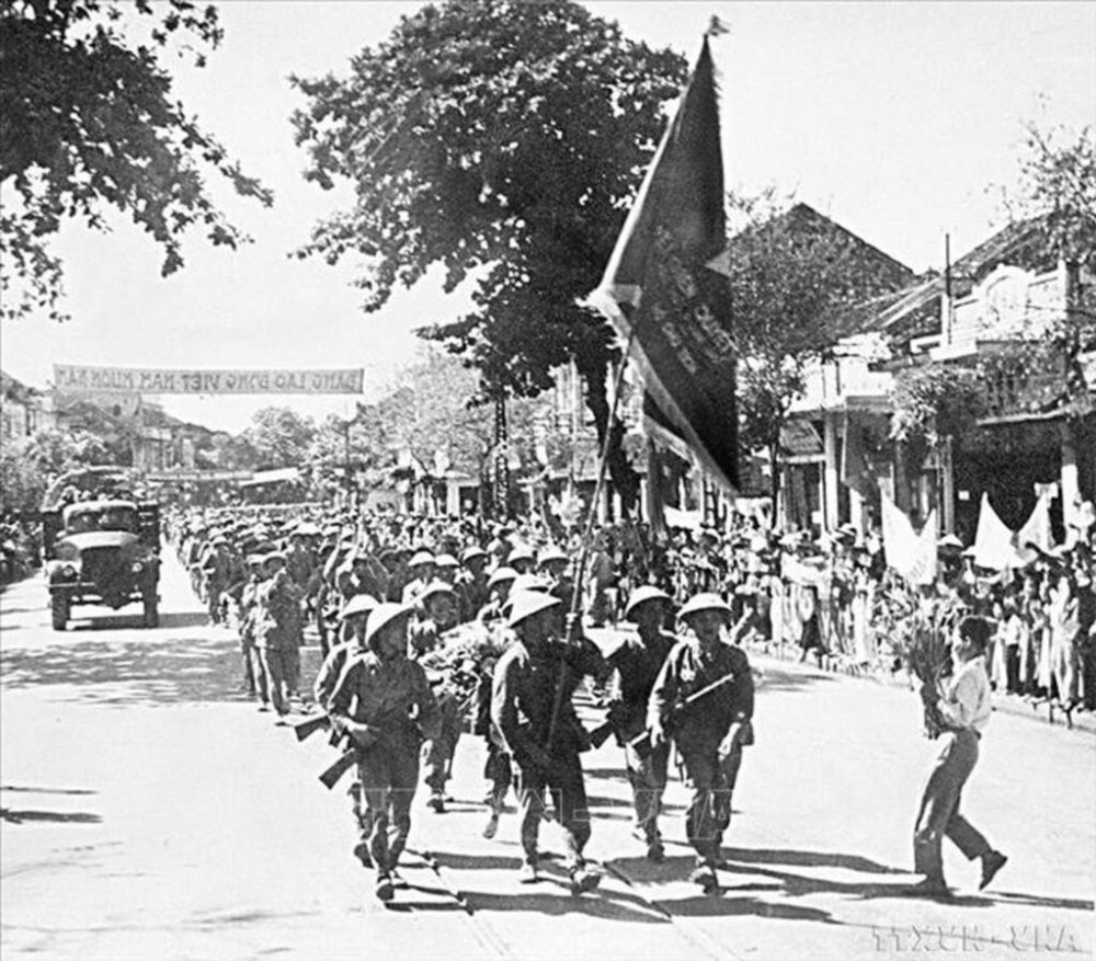 085415-vna_potal_71_nam_giai_phong_thu_do_10101954_-_10102025_moc_son_ruc_ro_cua_nhan_dan_thu_do_stand