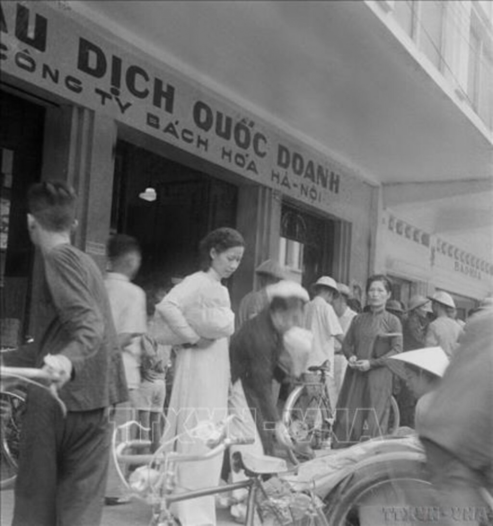 085617-vna_potal_71_nam_giai_phong_thu_do_10101954_-_10102025_moc_son_ruc_ro_cua_nhan_dan_thu_do_stand-2