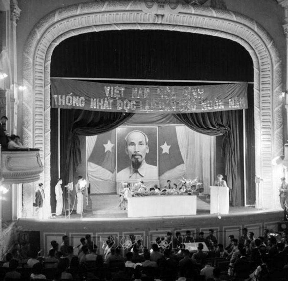 085717-vna_potal_71_nam_giai_phong_thu_do_10101954_-_10102025_moc_son_ruc_ro_cua_nhan_dan_thu_do_stand-3