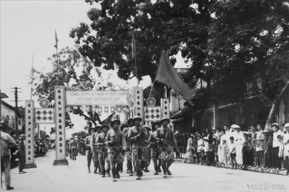 085846-vna_potal_71_nam_giai_phong_thu_do_10101954_-_10102025_moc_son_ruc_ro_cua_nhan_dan_thu_do_stand-5