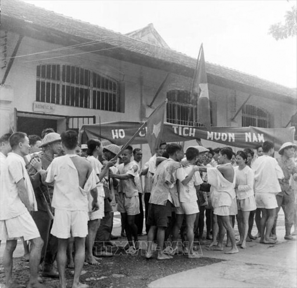 085928-vna_potal_71_nam_giai_phong_thu_do_10101954_-_10102025_moc_son_ruc_ro_cua_nhan_dan_thu_do_stand-6