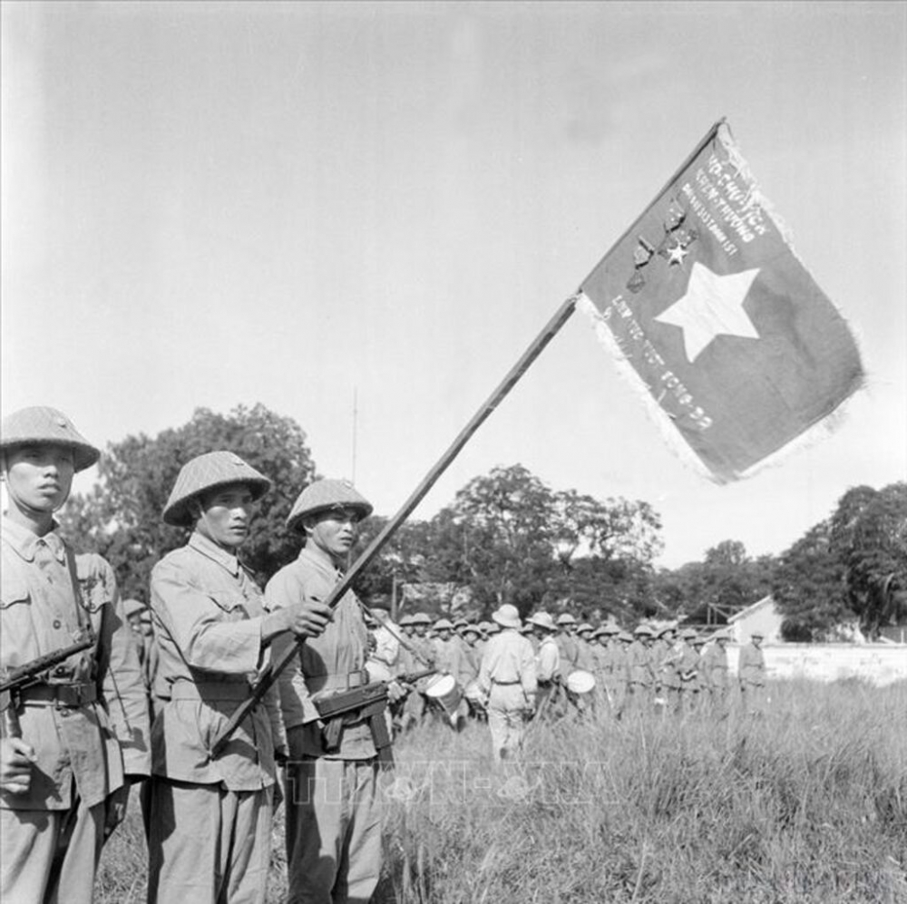 090230-vna_potal_71_nam_giai_phong_thu_do_10101954_-_10102025_moc_son_ruc_ro_cua_nhan_dan_thu_do_stand-10