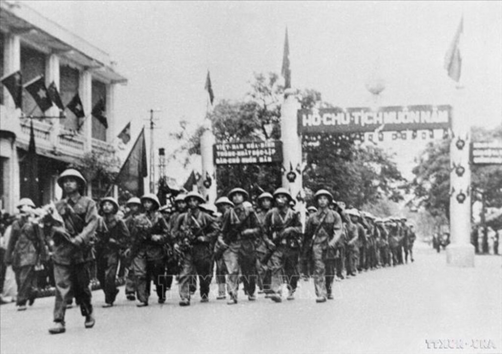 090313-vna_potal_71_nam_giai_phong_thu_do_10101954_-_10102025_moc_son_ruc_ro_cua_nhan_dan_thu_do_stand-12