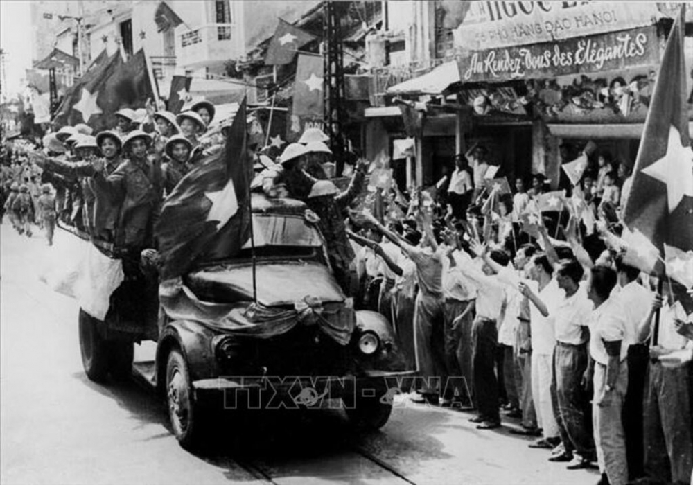 090342-vna_potal_71_nam_giai_phong_thu_do_10101954_-_10102025_moc_son_ruc_ro_cua_nhan_dan_thu_do_stand-13