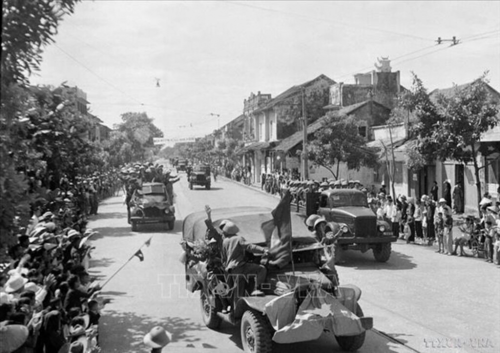 090453-vna_potal_71_nam_giai_phong_thu_do_10101954_-_10102025_moc_son_ruc_ro_cua_nhan_dan_thu_do_stand-15