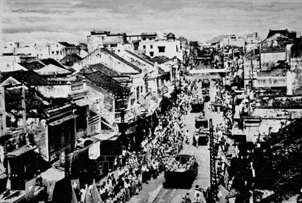 090523-vna_potal_71_nam_giai_phong_thu_do_10101954_-_10102025_moc_son_ruc_ro_cua_nhan_dan_thu_do_153319740_stand