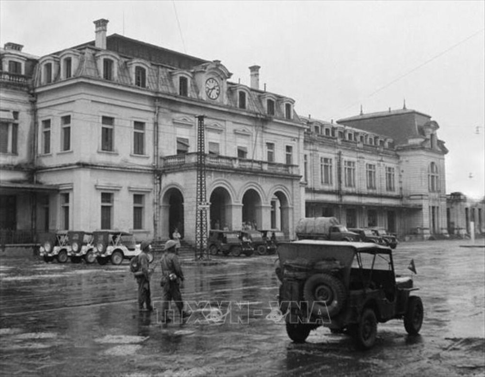 090611-vna_potal_71_nam_giai_phong_thu_do_10101954_-_10102025_moc_son_ruc_ro_cua_nhan_dan_thu_do_153218891_stand