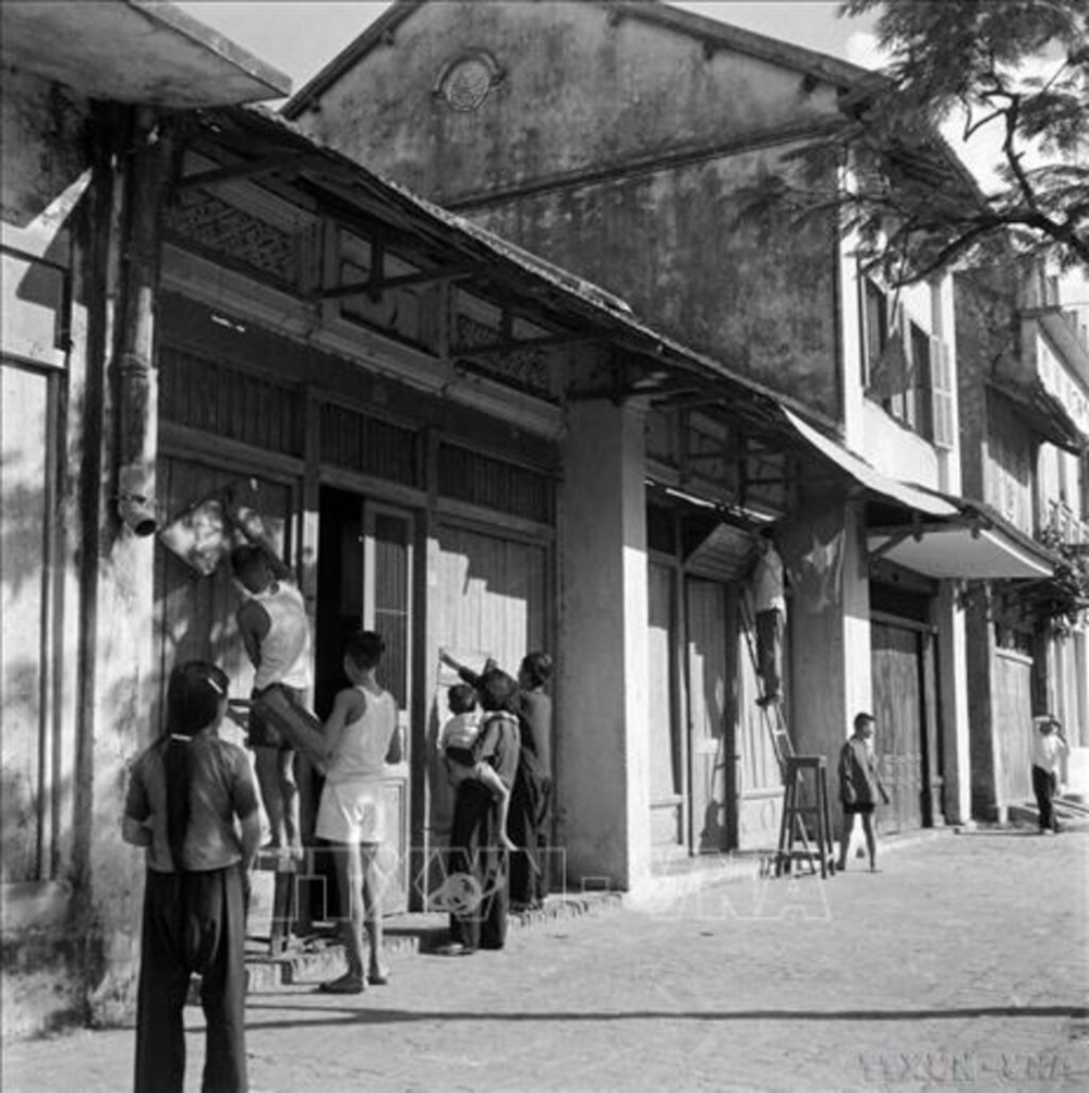 090641-vna_potal_71_nam_giai_phong_thu_do_10101954_-_10102025_moc_son_ruc_ro_cua_nhan_dan_thu_do_153116793_stand