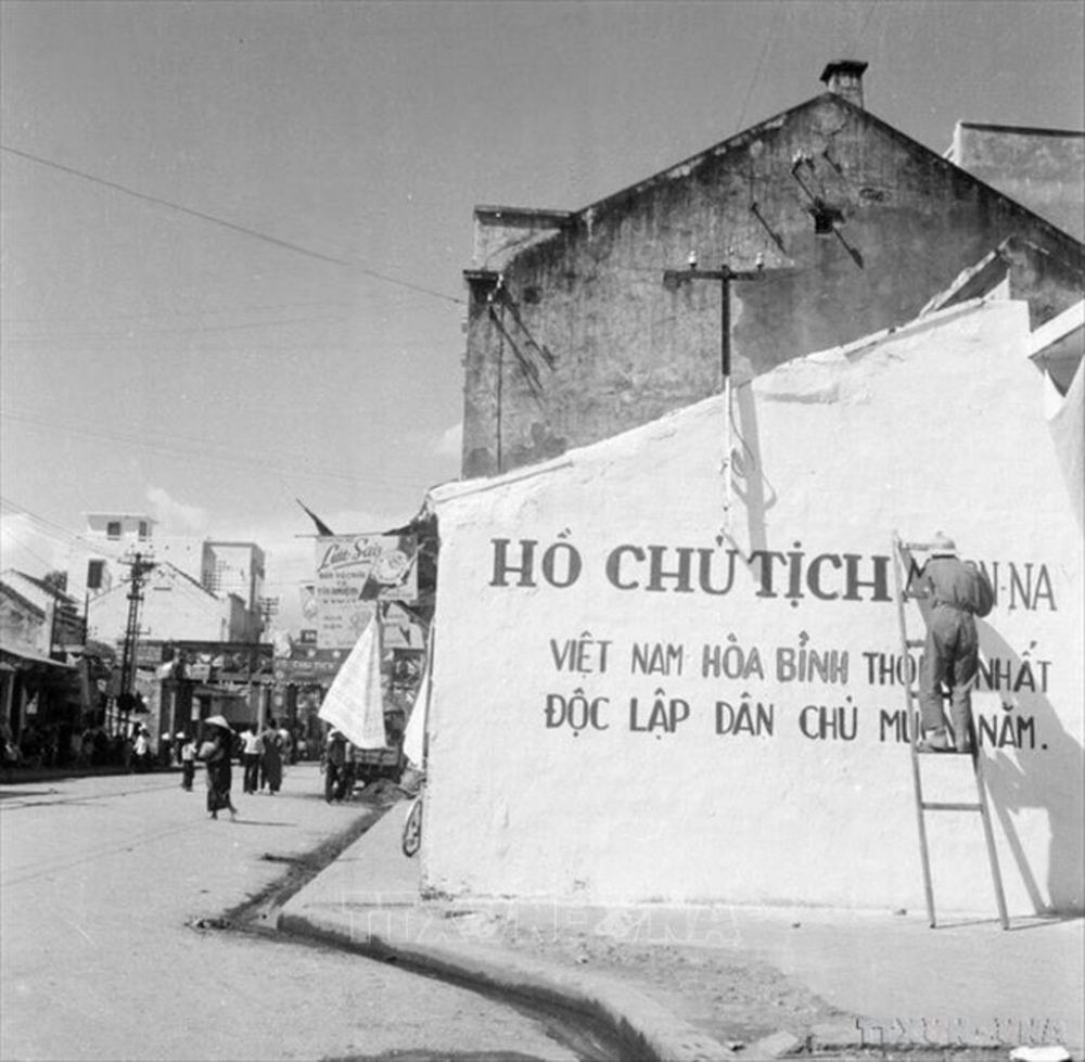 090710-vna_potal_71_nam_giai_phong_thu_do_10101954_-_10102025_moc_son_ruc_ro_cua_nhan_dan_thu_do_stand-16