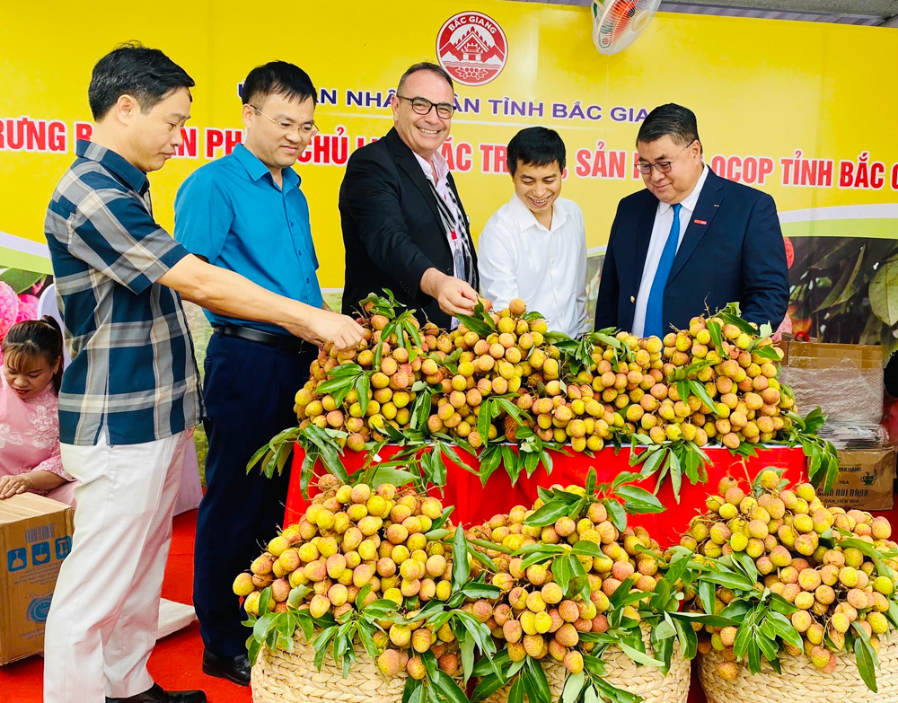 vai-thieu-trung-bay-tai-le-hoi-trai-cay-lan-thu-3-nam-2025-1756078466
