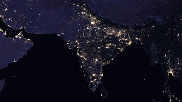 Nhiều quốc gia hiện không còn ban đêm do tình trạng ô nhiễm ánh sáng. Bản đồ ô nhiễm ánh sáng sẽ cho bạn thấy cảnh quan đêm của các quốc gia đó hiện tại ra sao và độ sáng của ánh đèn.