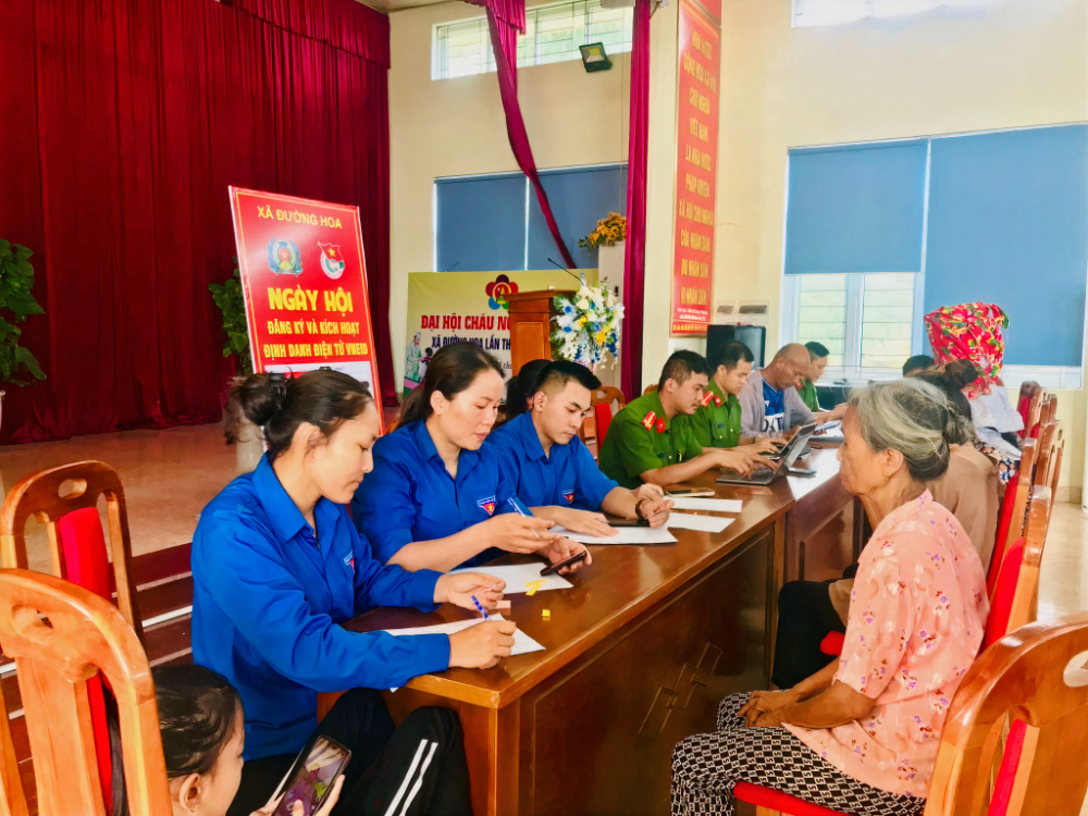 2106599_dvtn_xa_duong_hoa_huyen_hai_ha_huong_dan_nguoi_dan_cai_dat_ung_dung_vneid_16142020