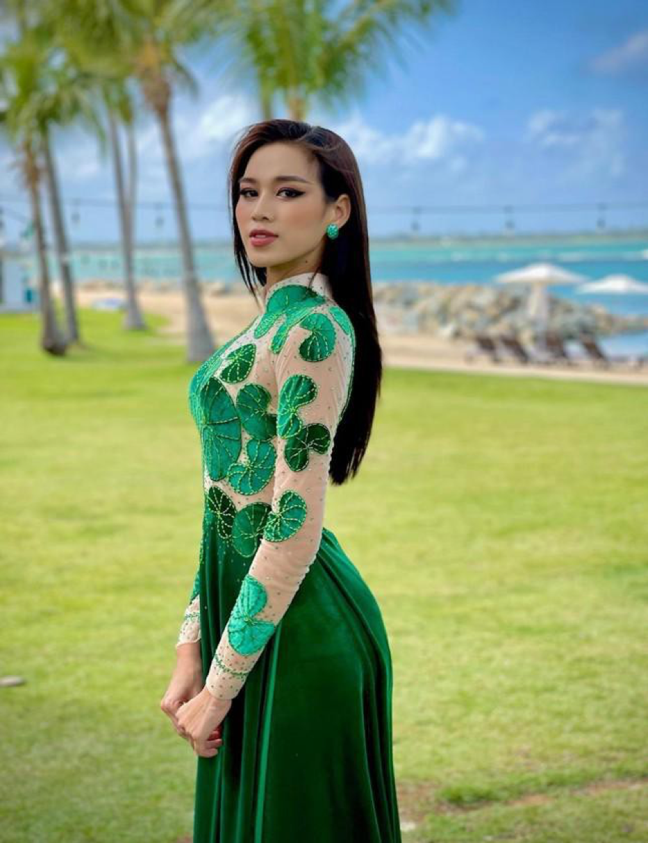 Đăng quang chưa lâu, HH Đỗ Thị Hà đã bị 'dí' cho loạt váy áo kém đẹp | Tin  tức Online