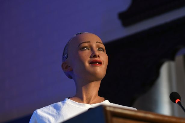 Humanoid-robot-Sophia-speaks-at-a-confer 1