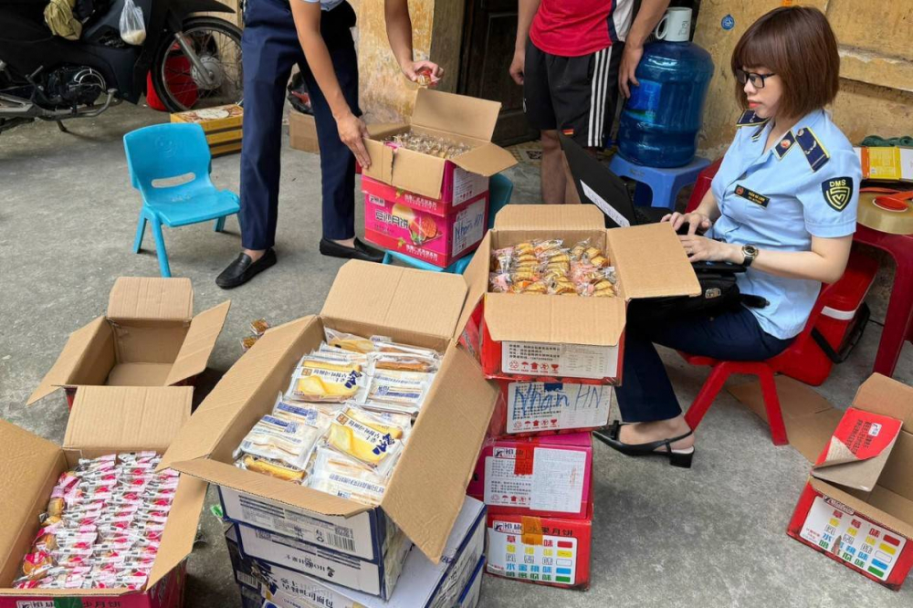 ha-noi-manh-tay-xu-ly-banh-trung-thu-va-do-choi-nhap-lau-dip-tet-trung-thu-20250912151558-101904