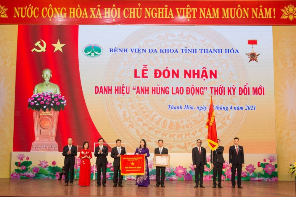 PCT-nuoc-trao-tang-danh-hieu-don-vi-anh-hung-lao-dong-1024x682