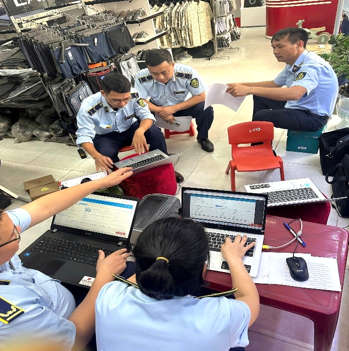 ninh-binh-xu-phat-ho-kinh-doanh-buon-ban-ao-phong-gia-mao-nhan-hieu-adidas-1761899156