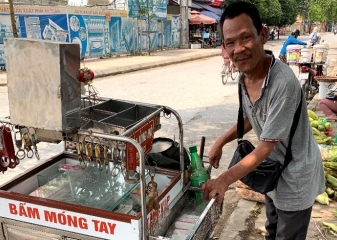 Người đàn ông tật nguyền đạp xe bán hàng rong: “... có công ăn việc làm là hạnh phúc!”