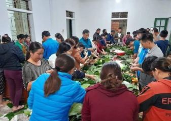 Người dân các tỉnh chung tay gói bánh chưng ủng hộ miền Trung
