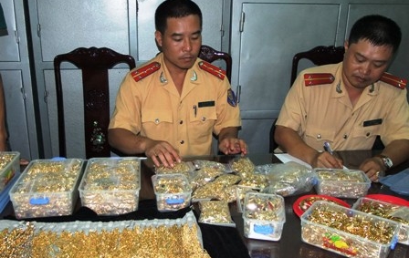 Bắt xế hộp chở hơn 19kg vàng