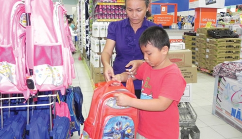 Phụ huynh lựa chọn hàng bình ổn, khuyến mãi